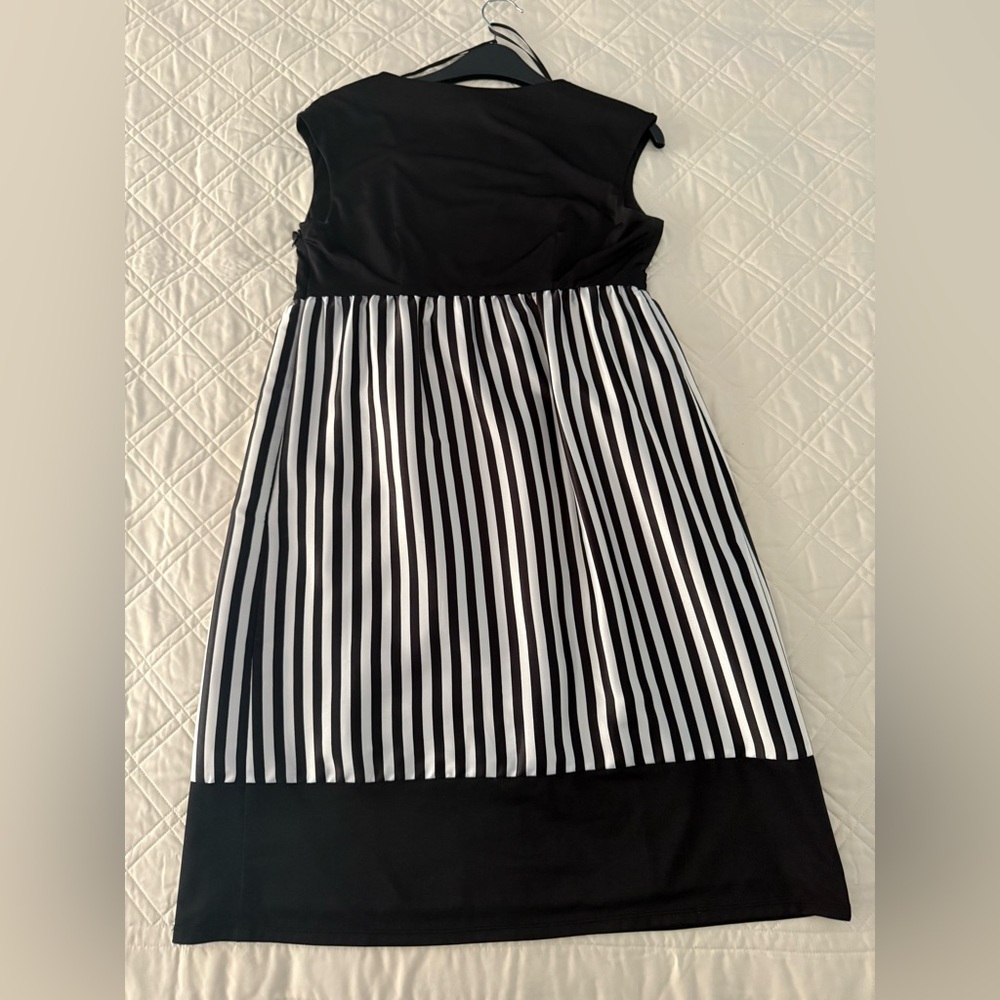 Liz Claiborne black and white striped midi dress size 8 petite - Picture 2 of 3